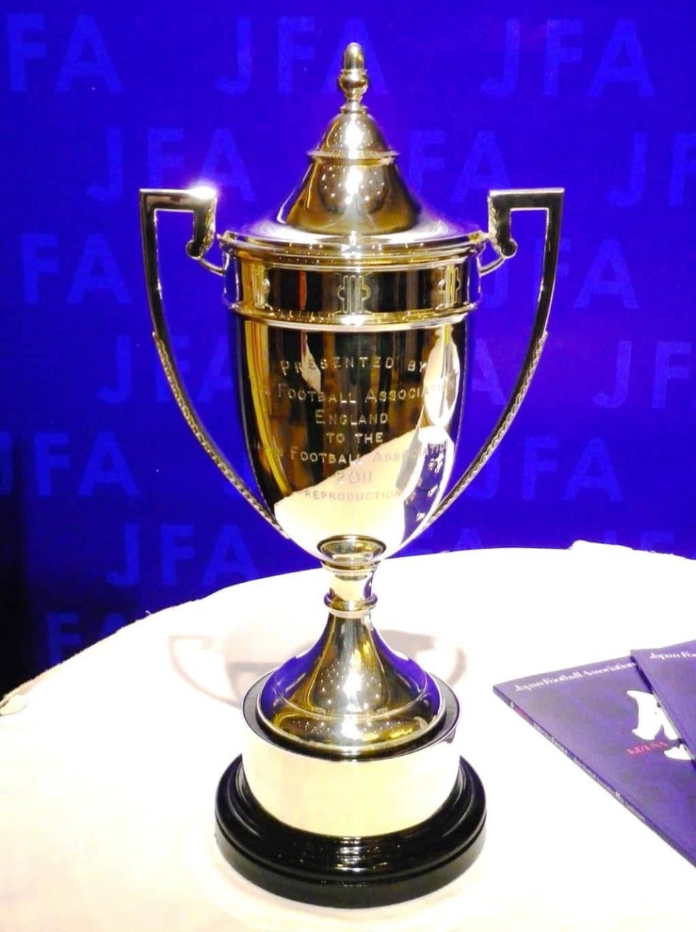 天皇杯はなぜ天皇杯なのか？(3)NHK放送で人気に！7つの優勝カップの裏にあった｢イングランド ...