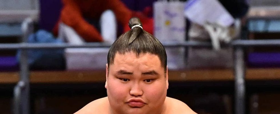 “史上最強の新弟子”旭富士が本場所での付け人デビュー、前頭翠富士の付け人としてせわしなく動く