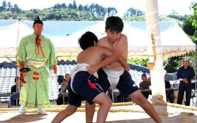 江戸時代から続く伝統行事「錫山相撲」、会場で歓声響く　鹿児島市