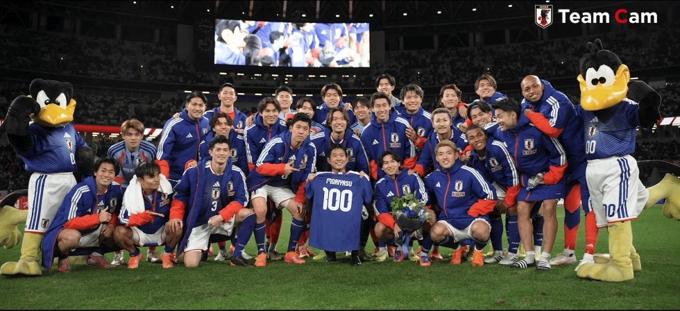 “スーツずぶ濡れ”でも「もっときて！」森保一監督は「選手から愛されてる」「世界一の人間力」サッカー日本代表の舞台裏が話題