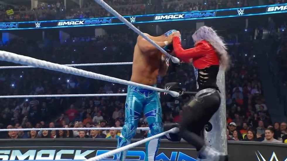 「あーっ！」「かわいそう」覆面レスラー、マスク剥ぎ取られ無念の敗戦…“禁じ手”暴挙に観客あぜん、ファン同情「掟破りだ！」