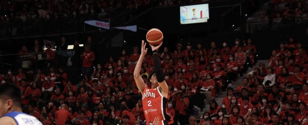 【バスケ】ゴール下に倒れ込んだ渡辺雄太が再びコートに　日本が23点リードで最終クオーターへ