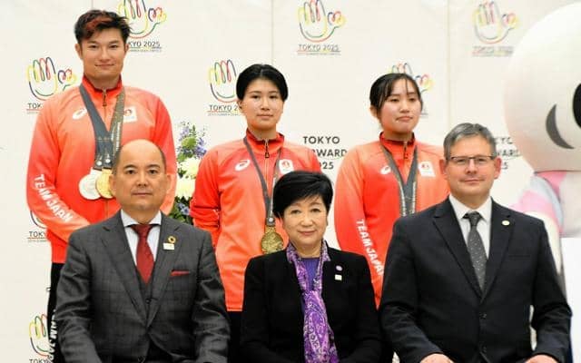 デフリンピックメダリストが小池知事訪問「認知度上がり、うれしい」