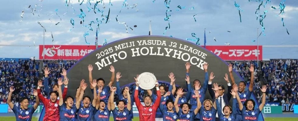 悲願成就！歓喜と涙…水戸がJ1初昇格！苦節26年…1万人超のサポーターの前での胴上げ＆シャーレアップを現地報告！