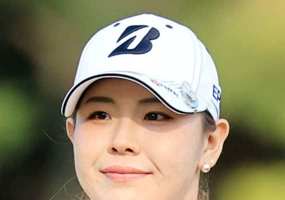 吉田優利が冬コーデを披露…グレーパーカ＆３色トップス姿　カメラ見つめてほほ笑むショットも