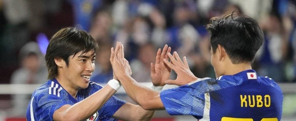 久保建英が見間違う⁉伊東純也が“口ひげ＆黒コーデ”の私服ショット公開！ ｢ハシにしてはかっこいいな｣｢憧れています｣｢ぎゃくにすか？｣｢一生自慢しよ｣