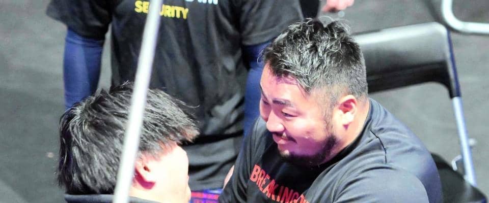 「レフェリーごときが黙ってジャッジしとけよ！」ＢＤ選手投げ飛ばしブチ切れ審判参戦　反発喧嘩自慢を次々制圧し騒然「礼儀なってねえやつがいっぱいいる」