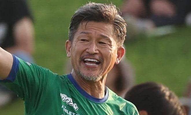 キングカズの家族写真に反響　りさ子夫人は愛犬を抱っこ「ファミリー全員カッコ良すぎる」「素敵な家族」