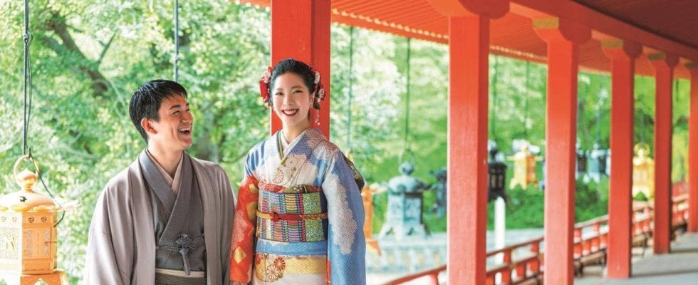 【フィギュア】りくりゅう、晴れ着姿で石清水八幡宮参拝「神聖な気持ち」家庭画報に登場