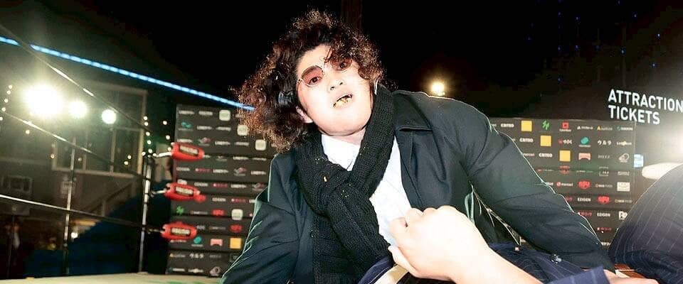 ＯＺＡＷＡ、公開調印式で「ＧＨＣ王者」Ｉｎａｍｕｒａを松葉杖で襲撃「ちゃんと食えよ！」…来年１・１日本武道館で対決