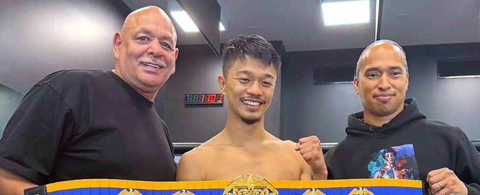 中谷潤人にリング誌ベルト　バンタム級世界最強の証し… ロス合宿で編集長がサプライズ贈呈