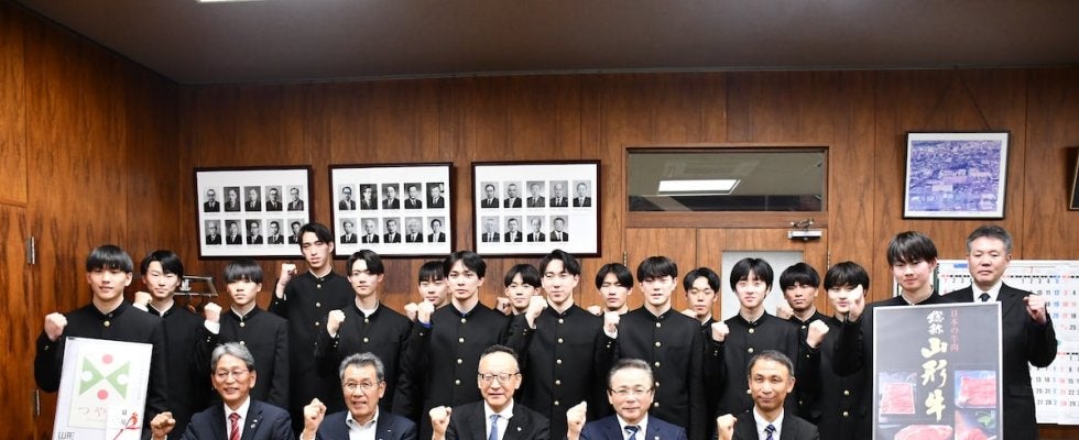 春高バレー山形代表の山形中央と米沢中央、JA各社が山形牛とつや姫を贈呈