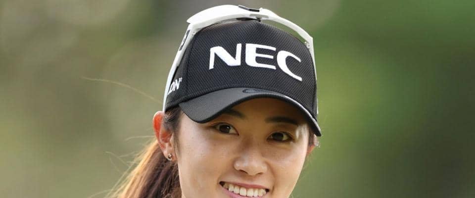 女子ゴルファー安田祐香が「愛車」と２ショット　サポートに感謝「乗り心地良く最高です」