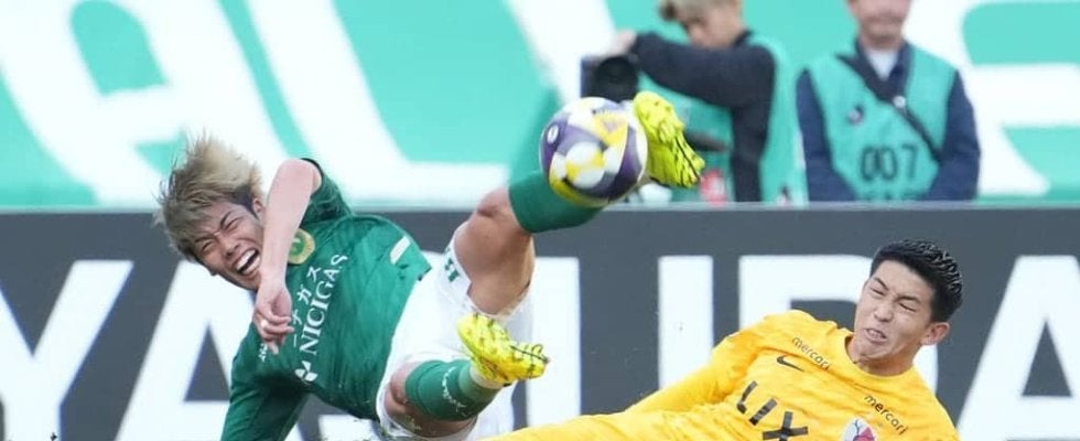 東京V対鹿島、大熱戦を生んだ｢3つのマジック｣(2)鈴木彩艶の穴を埋めた｢日本代表GK｣が好セーブ連発！リーグMVP｢最有力候補｣の早川マジック