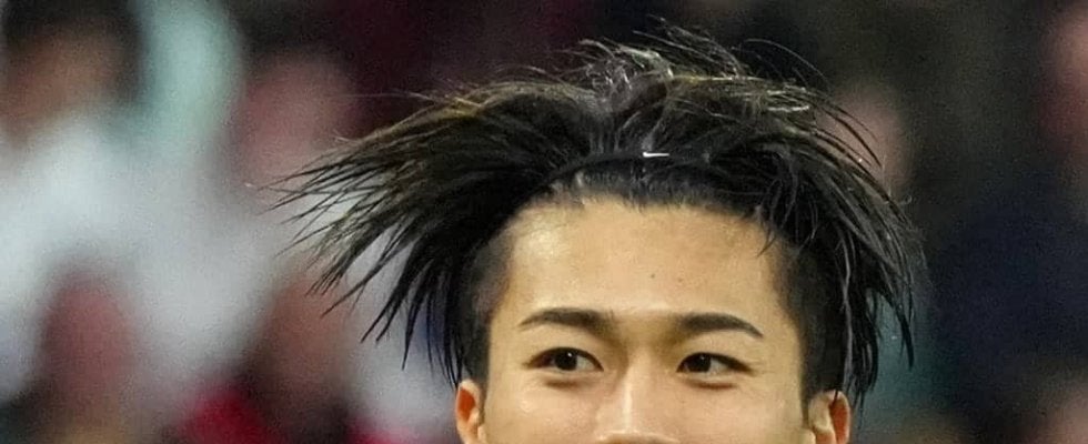 日本代表MF中村敬斗が指導者デビュー!?｢敬斗コーチだ｣｢笑顔が眩しすぎる｣S・ランスのU-9チームの子どもたちと大はしゃぎ!｢楽しそう｣｢笑顔の円陣に癒されました｣