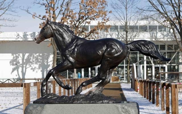 イクイノックスのブロンズ像が完成 ノーザンホースパークでお披露目式が開催される