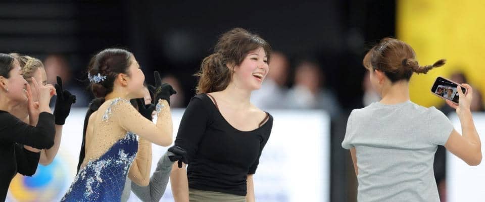 フィギュア女子　新旧世界女王がほっこりシーン　公式練習後にみんなで自撮り　後輩たちも満面の笑み