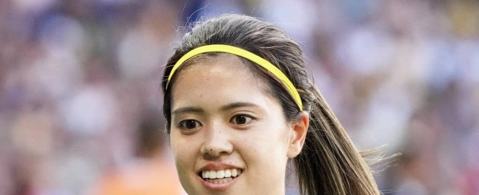 ｢体より大きなバッグですねー｣なでしこ主将MF長谷川唯が離日報告で空港＆機内ショット公開！｢またね｣｢いってきまーす｣ 大型RIMOWAスーツケースに｢でかい！｣