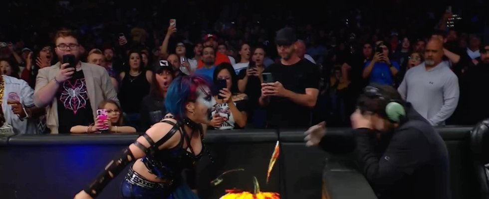 「あーあ」「かわいそう」人気日本人女子レスラー、痛恨の“誤爆” 毒霧がスタッフにぶっかかる…まさかの“スランプ”にファンツッコミ