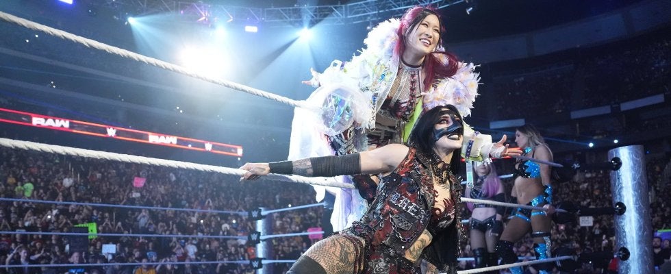 デカすぎる！ 人気絶頂の日本人女子レスラー、超巨大“顔面ボード”掲げられ感激「間違いなく人生最高だよ！！！」ファンも大興奮