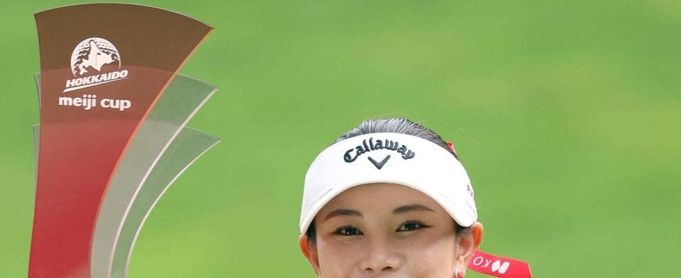 チョコ色コーデの河本結「ゴルフを通じて少しでも誰かの笑顔に」５年分のお菓子を養護施設に寄付