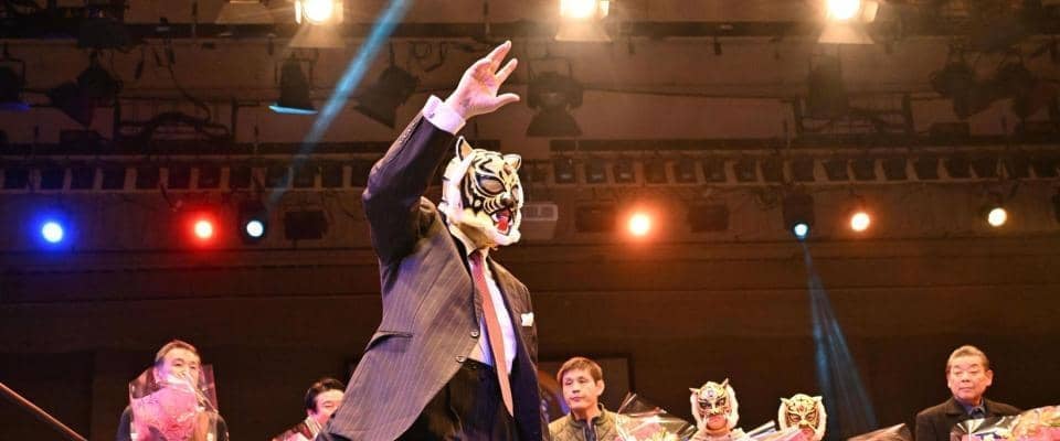ファン喝采！闘病中の初代タイガーマスク佐山サトル、自力歩行でリングイン「最高に幸せ」虎誕生４５周年へ決意表明「師匠猪木から受け継いだ栄光を元に戻す」