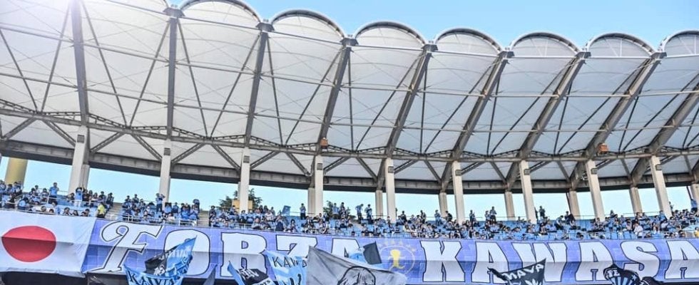 ｢超可愛かった♡｣等々力で“奇跡の超絶ループPK”を繰り出した水曜ドラ主演女優のユニフォーム写真に反響！｢縦読みでエスケイプや｣と川崎の“粋な仕掛け”も話題