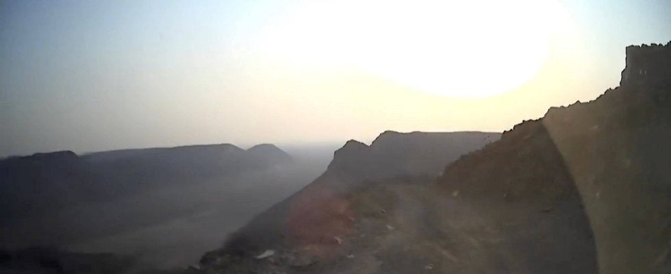 断崖絶壁も躊躇なし！世界最速ラリーカーが“崖っぷち”を攻める離れ業 捉えた狂気のダウンヒルに一流の妙技