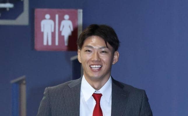 広島　中村奨成が８００万円→３０００万円の大幅アップでサイン「正直ここまで上がるとは」キャリアハイの１０４試合出場「本当に妻には感謝しています」