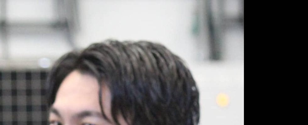 【楽天】「マエケン画伯」の最新作　前田健太がグラブタイプのソファにサイン　馬や自画像など…