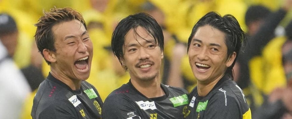 ｢最終戦で新商品を売るとは｣逆転優勝を狙うJ1柏が新グッズ発表、勝つしかない状況にファン加熱⁉｢英国製マフラー欲しかったー｣｢手ぬぐいかわいいぃぃぃ｣