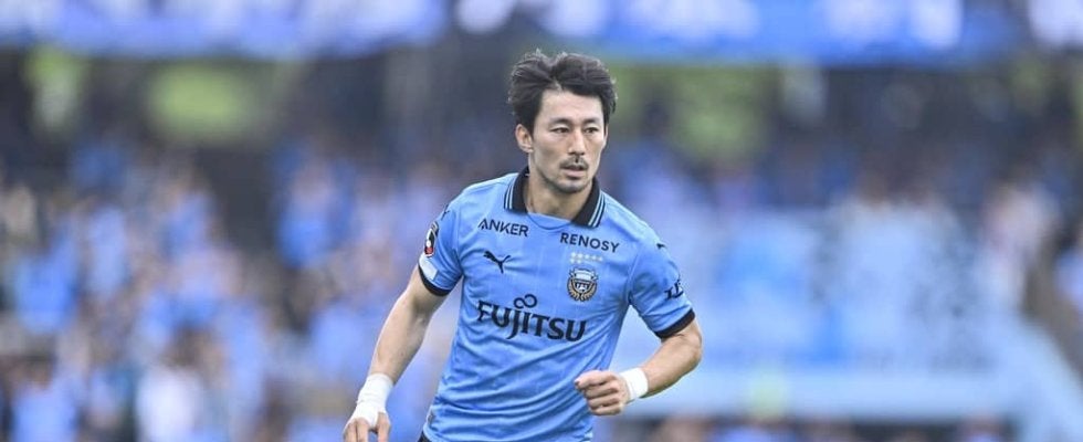 J1川崎の天才MF家長昭博がぶらり商店街｢AKI散歩｣実施！自らチラシ配りに挑戦するも｢誰か目を合わせてください｣と悪戦苦闘!? 最後には｢少年---！｣とオチ…