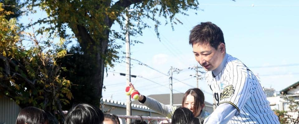 阪神・岩崎が地元・清水で玩具贈呈式　５年連続の活動「野球が身近になるように」