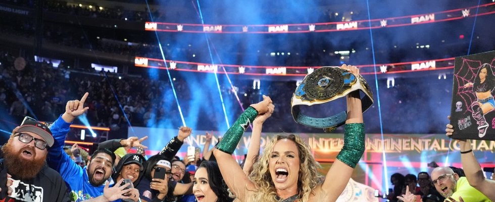 「グラマラス・チャンプだ」苦労人ヒールと元“お笑い枠”の美女2人が戴冠…「意外すぎる？」感慨深いツーショットが話題