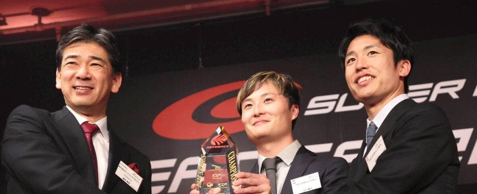 スーパーＧＴの年間表彰式　史上初の３連覇の坪井と山下が「４連覇に向けて頑張ります」と宣言