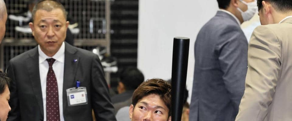 広島・坂倉  巻き返しへ“新相棒”　バットは巨人丸仕様「０．２５インチ短く」　ミットは青＆黒２種