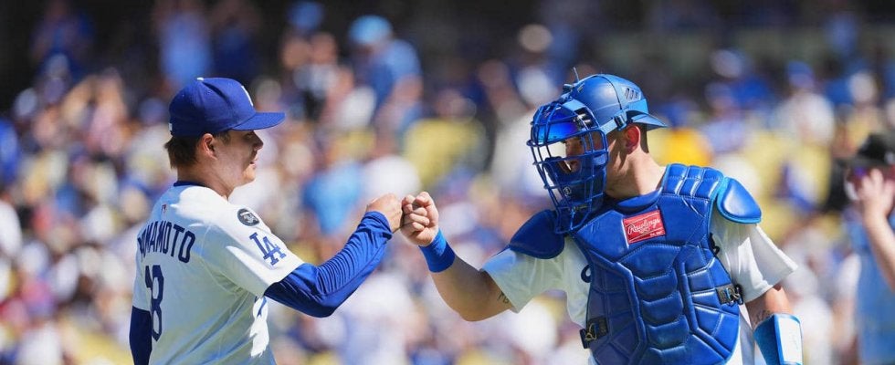 山本由伸絶賛のルーキー捕手、夫妻で結婚式コーデ披露　夫人は胸元ざっくりグレードレス