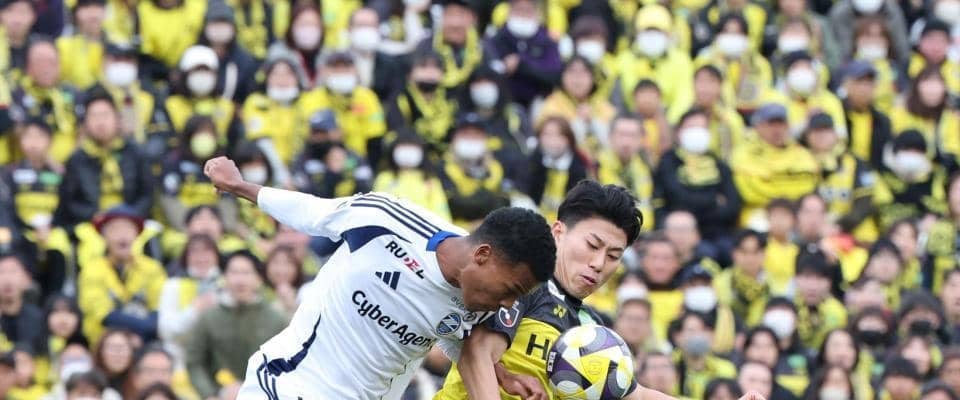 柏は涙のＶ逸　最終戦勝利も勝ち点１差届かず　試合終了後、異例の静寂、そして涙