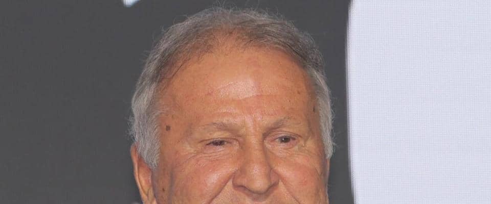 神様ジーコ氏が突然の登場　数回フェイント後にシャーレを高々と掲げ３万７０００人最高潮　「ジーコ！ジーコ！」の大歓声