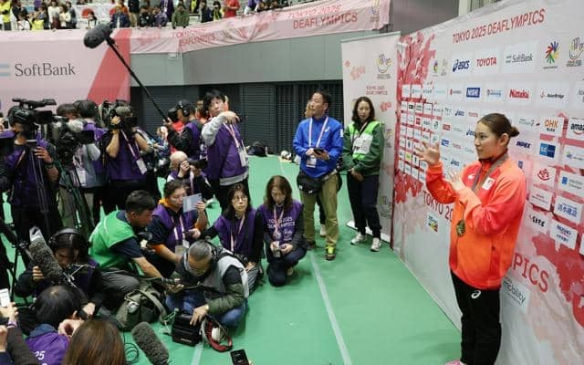 手話と字幕の「目で聴くテレビ」　聞こえる聞こえないの枠超えて