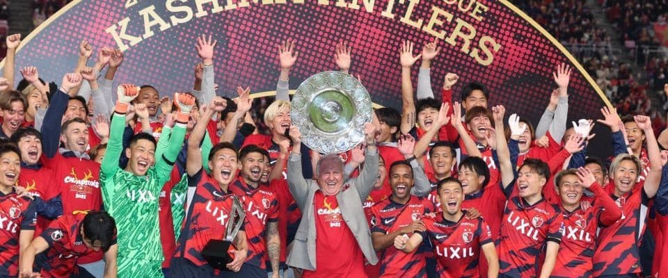 名門復権！鹿島９年ぶり優勝　史上最多更新の９度目　表彰式にジーコ氏登場で本拠地最高潮