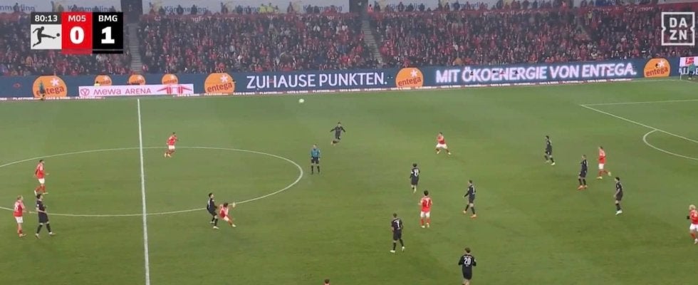 どうなってる…！？ 佐野海舟、空中戦で“まさかの光景”「マジかよ」競り合いで“垂直落下”→叩きつけられてもプレー続行「鉄人だろ」