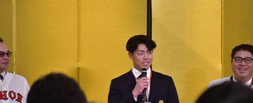 【阪神】ドラ２谷端将伍「2000安打を目指します」日大出身初の記録へ　和田ヘッドと握手