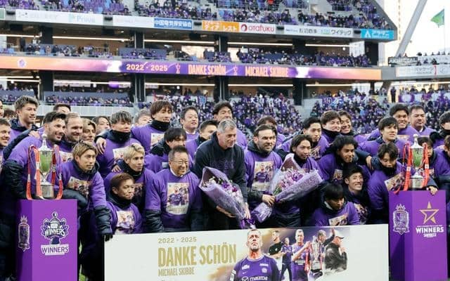 サンフレ最終戦勝利　4位で今季終了　退任監督のリーグ最終戦に花