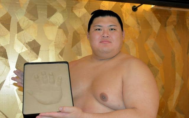 横綱大の里、手形レリーフお披露目　「昭和の大横綱」の郷里・宇佐で