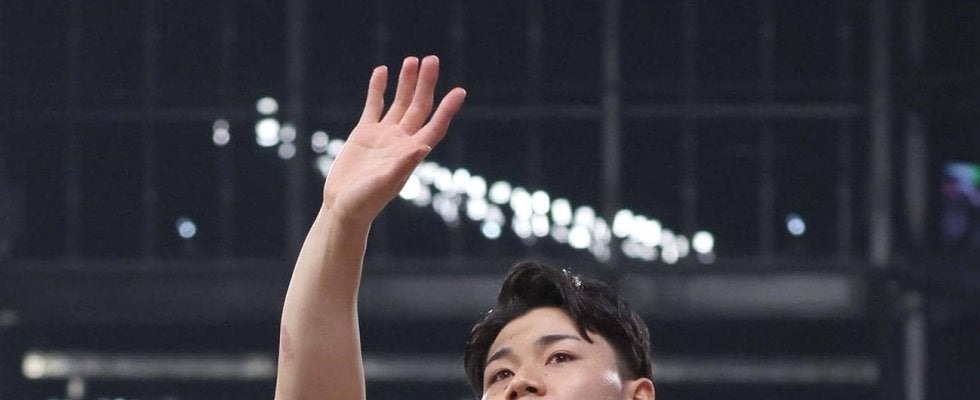 【日本ハム】清宮幸太郎、中田翔氏のお疲れさま会に参加　特製ケーキ手に笑顔の集合写真など公開