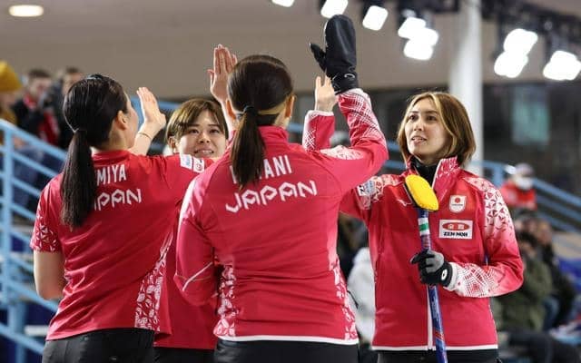 カーリング日本女子、局面打開の一投で2連勝発進　五輪最終予選