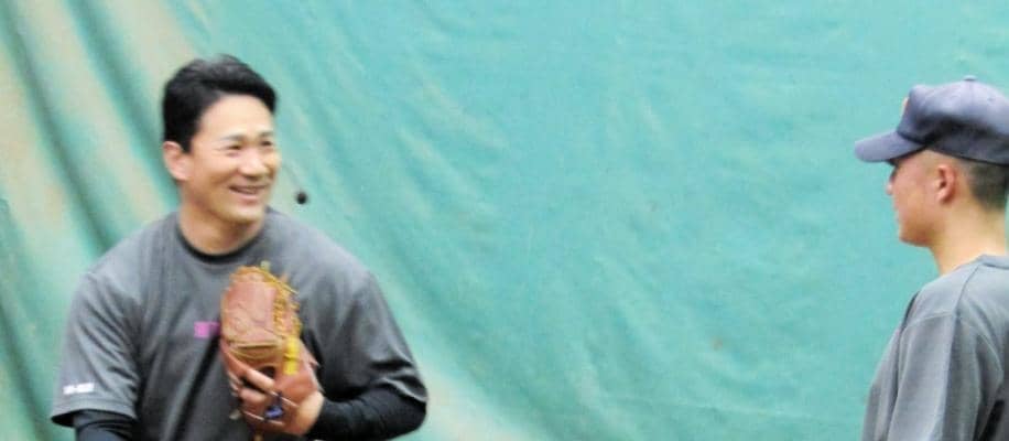巨人・田中将が中学生に熱血指導　身ぶり手ぶりのマンツーマンレクチャー　ブルペンで投球に熱視線