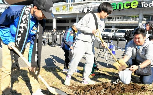 川崎フロンターレのサポーターが集う「築山」で解山式「大事な場所」