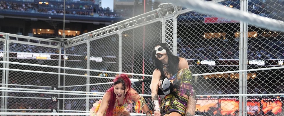 これは痛い…日本人女子同士の対戦でドラム缶ごと“ぐしゃっ”容赦ナシの強烈ドロップキックに悶絶「えげつない」